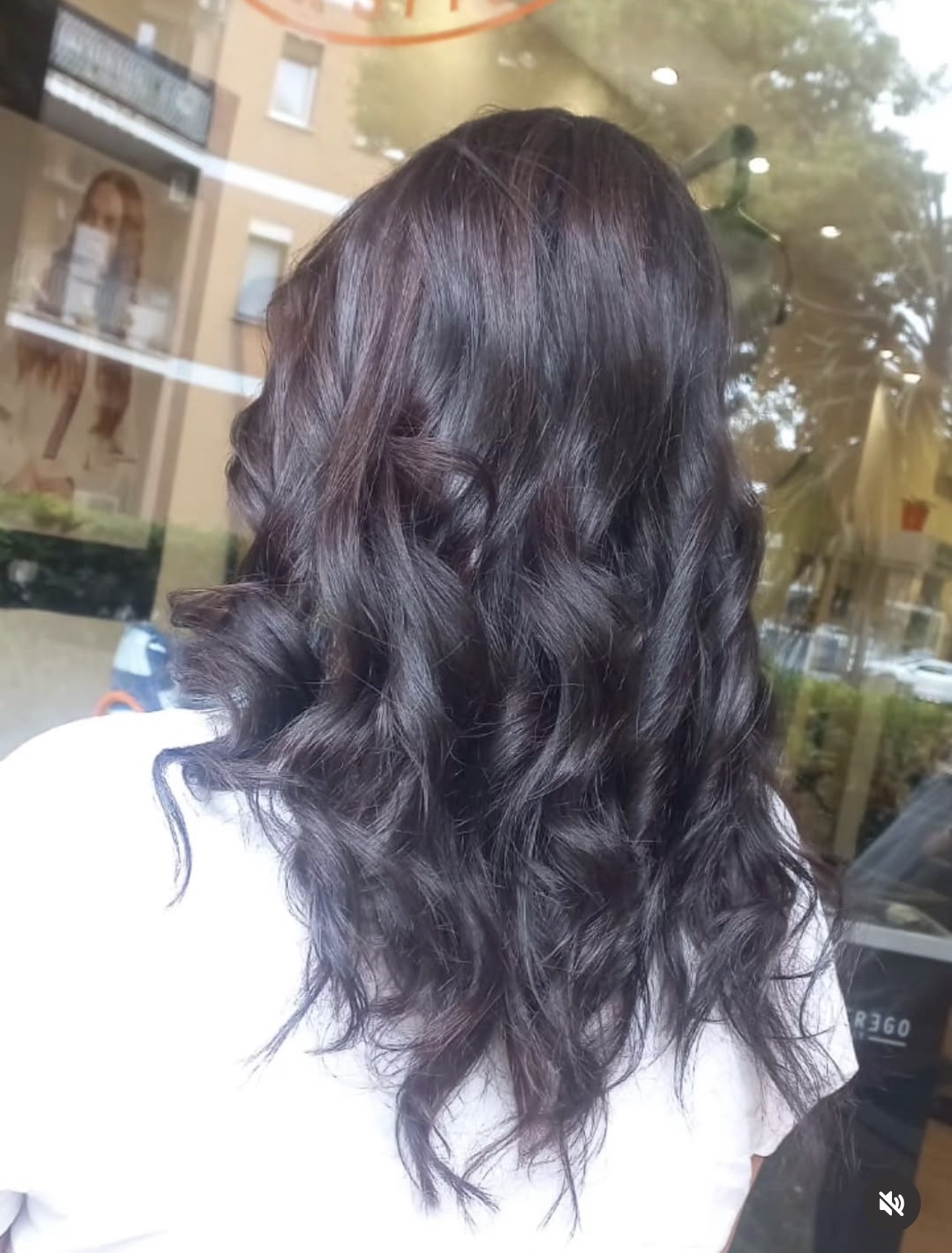 Capelli scuri con onde morbide